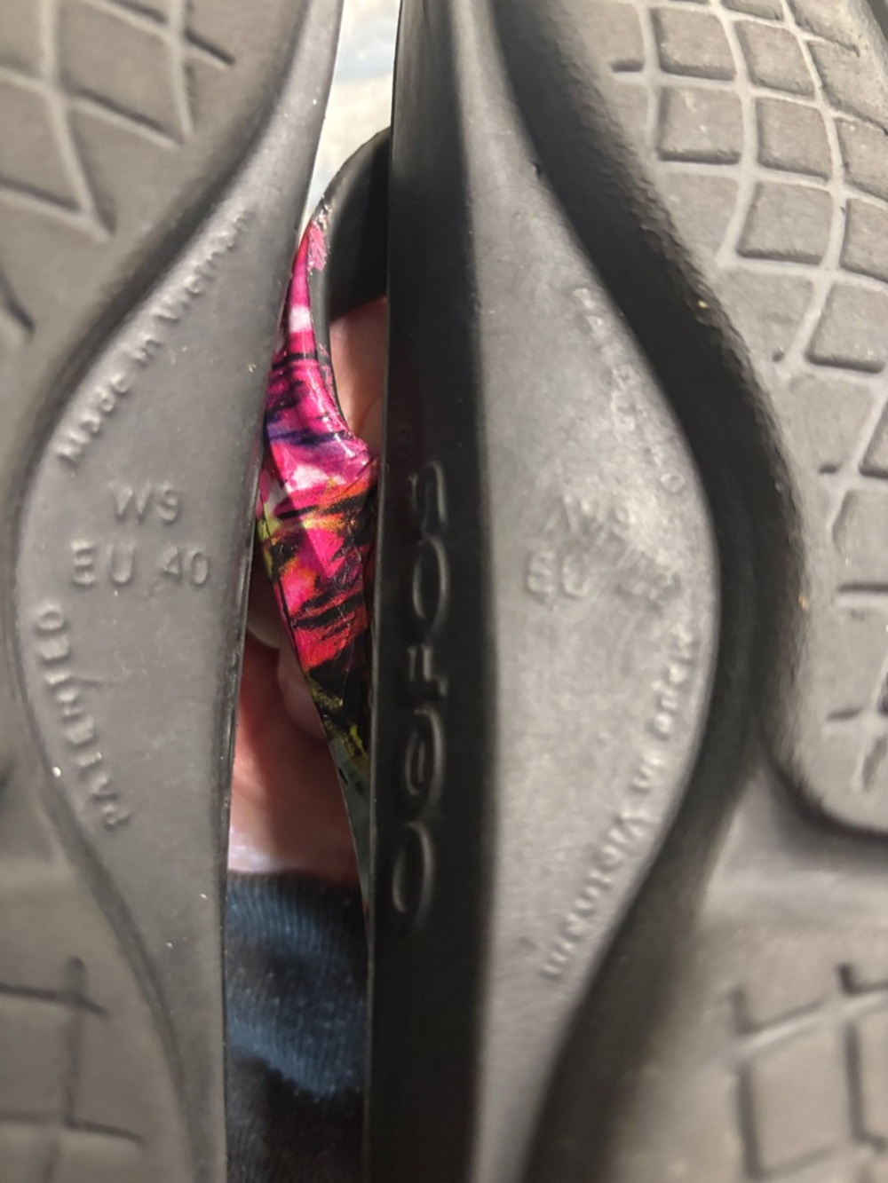OOFOS Black Flip Sandals with Pink Floral Straps - Picture 4 of 4